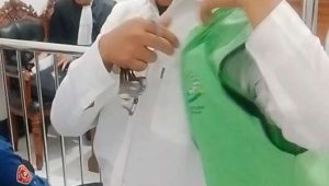 Foto: Terdakwa Emi Suyanto menjalani sidang tuntutan kasus peredaran narkotika jenis sabu di Pengadilan Negeri Surabaya.