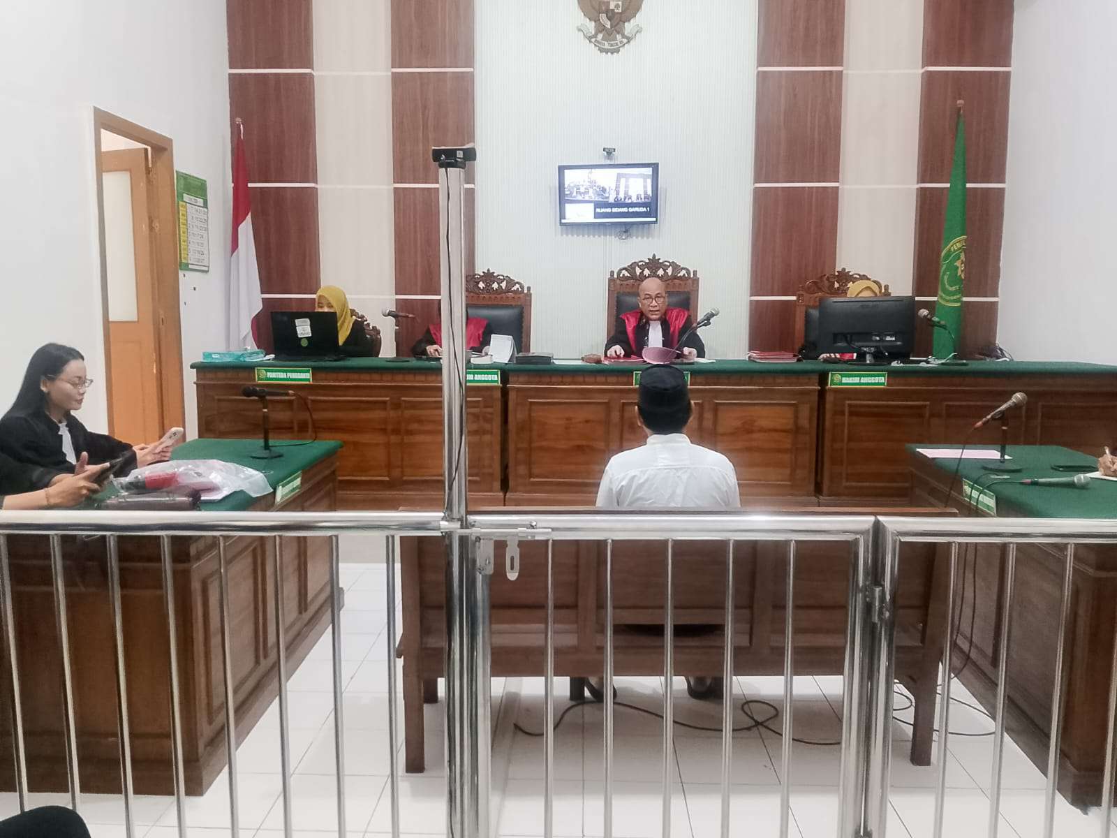 Foto: Terdakwa Emi Suyanto menjalani sidang tuntutan kasus peredaran narkotika jenis sabu di Pengadilan Negeri Surabaya.