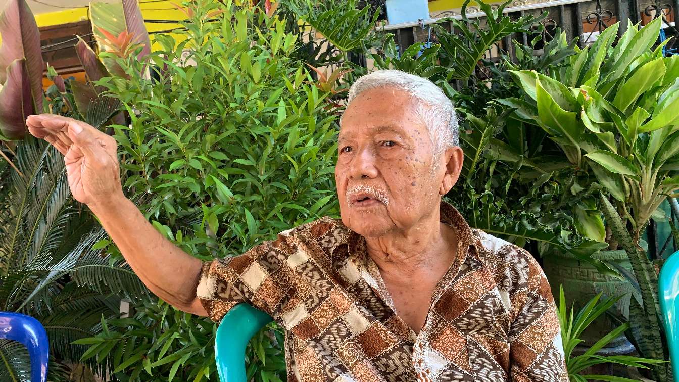 Foto: Margono, kakek Thomas Julianus Kristianto, menyampaikan duka mendalam dan harapan keadilan setelah cucunya meninggal dunia akibat dugaan pengeroyokan di Surabaya.
