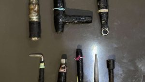 Foto: Petugas Resmob Polrestabes Surabaya mengamankan dua pelaku curanmor motor milik kurir Shopee beserta barang bukti kunci T modifikasi di Surabaya.