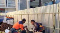 Foto: Petugas BPBD Kota Surabaya dan Tim Inafis Polrestabes Surabaya melakukan penanganan serta evakuasi pekerja proyek yang meninggal dunia di area Kejaksaan Negeri Tanjung Perak Surabaya.