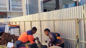 Foto: Petugas gabungan melakukan evakuasi pekerja bangunan yang meninggal dunia diduga serangan jantung di area proyek Kejaksaan Negeri Tanjung Perak Surabaya.