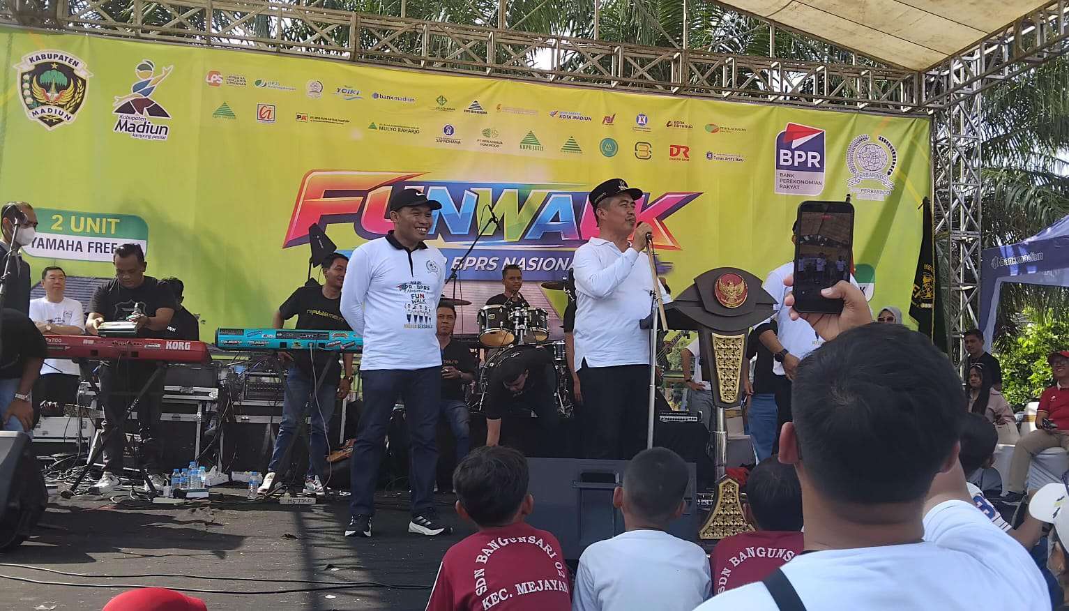 Foto: Ketua DPD PERBARINDO Jawa Timur bersama Bupati Madiun dan jajaran saat menghadiri peringatan Hari BPR Nasional 2026 di Alun-Alun Reksogati Caruban Kabupaten Madiun.