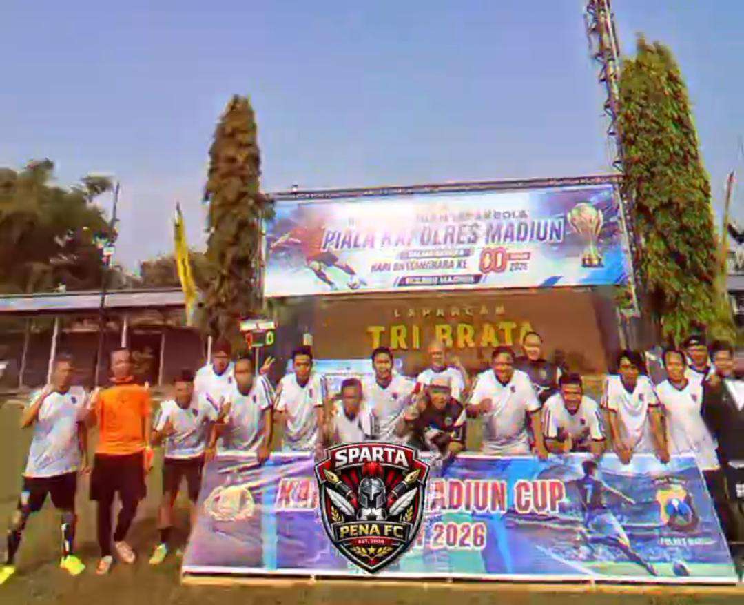 Foto: Pemain Sparta Pena FC merayakan kemenangan 3-2 atas Bank Jatim pada Turnamen Mini Soccer U-40 Piala Kapolres Madiun 2026 di Lapangan Tri Brata Polres Madiun.