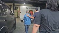 Foto: Polres Pelabuhan Tanjung Perak mengamankan lansia pelaku pencurian tiang besi bekas rambu lalu lintas milik Dinas Perhubungan Surabaya yang viral di media sosial. Foto: Polres Pelabuhan Tanjung Perak mengamankan lansia pelaku pencurian tiang besi bekas rambu lalu lintas milik Dinas Perhubungan Surabaya yang viral di media sosial.