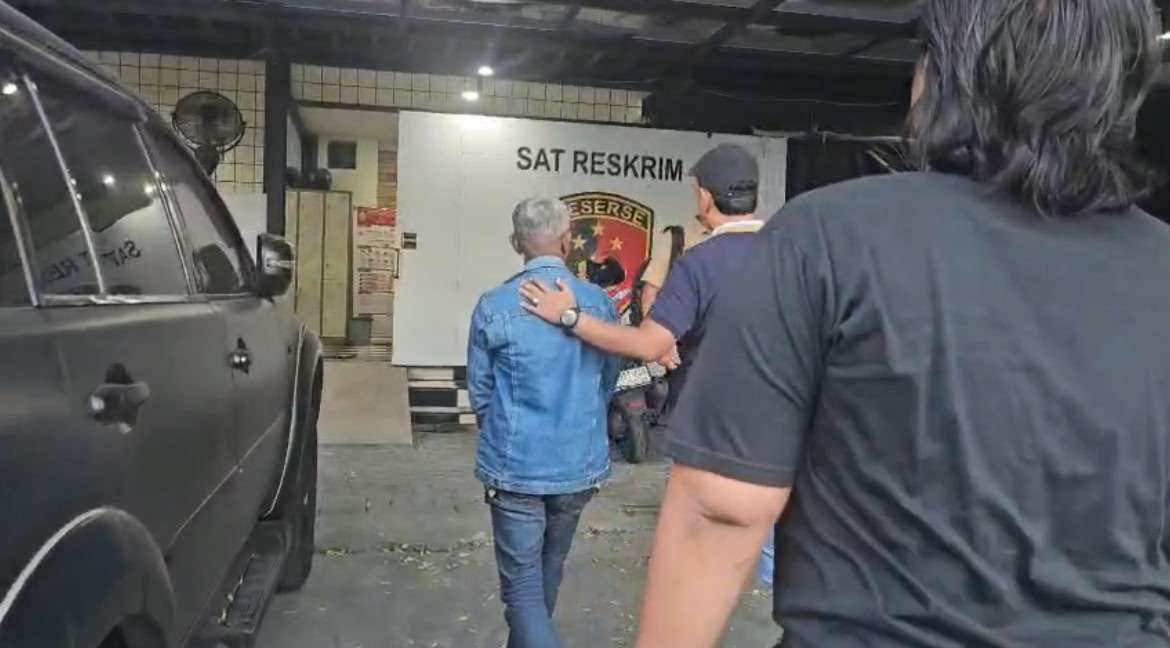 Foto: Polres Pelabuhan Tanjung Perak mengamankan lansia pelaku pencurian tiang besi bekas rambu lalu lintas milik Dinas Perhubungan Surabaya yang viral di media sosial.