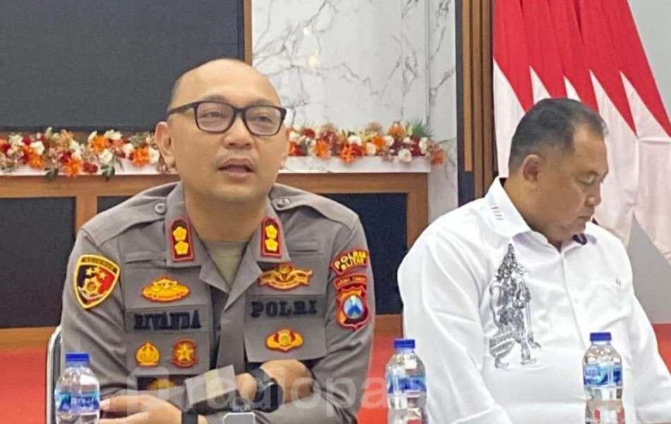 Foto: Kapolres Blitar AKBP Rivanda memberikan klarifikasi terkait dugaan penganiayaan ajudan Wakapolres Blitar dalam konferensi pers di Mapolres Blitar
