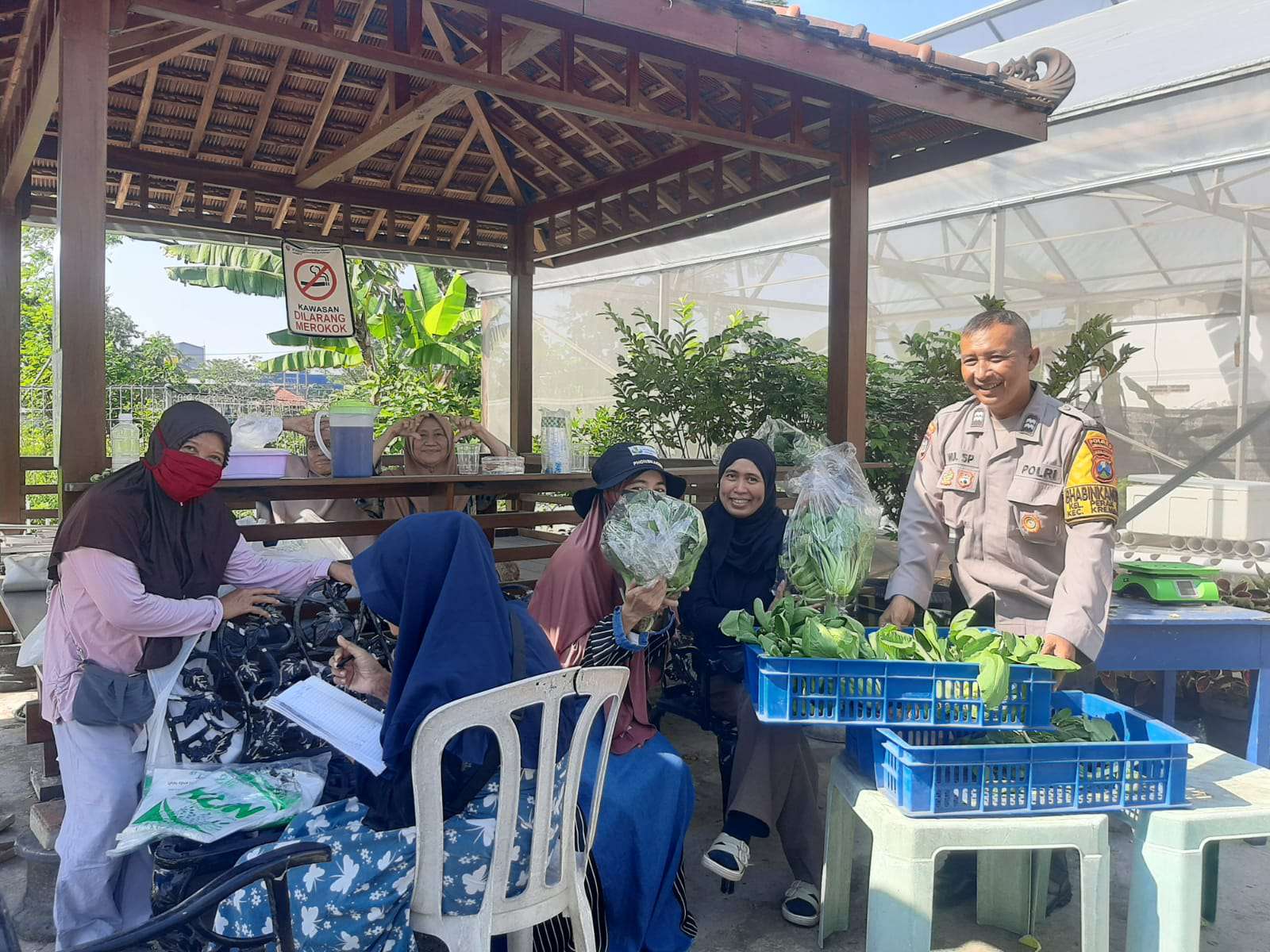 Foto: Bhabinkamtibmas Perak Barat mendampingi panen sayuran hidroponik bersama Kelompok Wanita Tani Dorang Cinta di Surabaya dalam mendukung program ketahanan pangan nasional.
