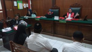 Foto: Terdakwa Adi Purwoko dan Agatha menjalani sidang dugaan peredaran produk kedaluwarsa di Pengadilan Negeri Surabaya.