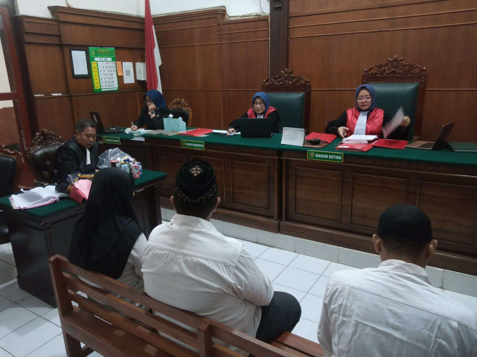 Foto: Terdakwa Adi Purwoko dan Agatha menjalani sidang dugaan peredaran produk kedaluwarsa di Pengadilan Negeri Surabaya.