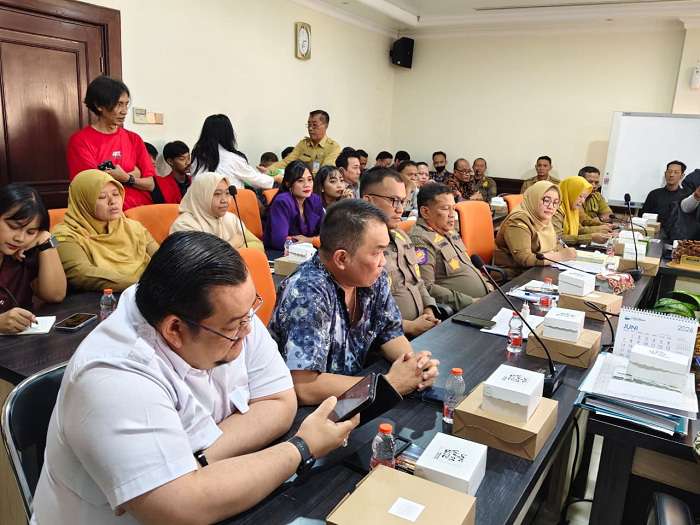 Foto: Komisi D DPRD Surabaya saat membahas dugaan TPPO dan eksploitasi anak di Gion Spa HR Muhammad Square dalam Rapat Dengar Pendapat bersama OPD dan manajemen usaha spa.