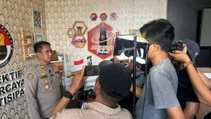 Foto: Resmob Polrestabes Surabaya mengamankan dua pelaku pencurian sepeda motor milik kurir layanan pesan antar di kawasan Lenmarc Mall Surabaya.