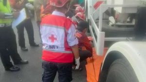 Foto: Petugas gabungan mengevakuasi korban kecelakaan lalu lintas yang melibatkan sepeda motor dan truk di Jalan Sultan Iskandar Muda, Kecamatan Semampir, Surabaya.