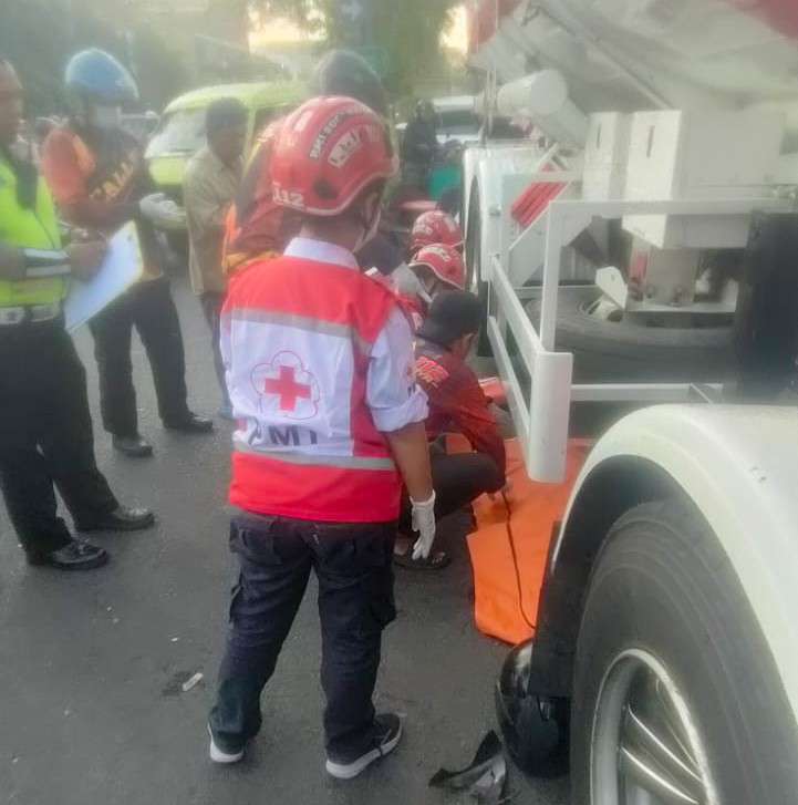 Foto: Petugas gabungan mengevakuasi korban kecelakaan lalu lintas yang melibatkan sepeda motor dan truk di Jalan Sultan Iskandar Muda, Kecamatan Semampir, Surabaya.