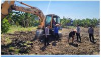 Foto: Personel Polsek Kenjeran bersama petani dan alat berat ekskavator melakukan pengolahan lahan jagung di Kelurahan Tambak Wedi, Surabaya, dalam mendukung Program Ketahanan Pangan Polda Jawa Timur. Foto: Personel Polsek Kenjeran bersama petani dan alat berat ekskavator melakukan pengolahan lahan jagung di Kelurahan Tambak Wedi, Surabaya, dalam mendukung Program Ketahanan Pangan Polda Jawa Timur.