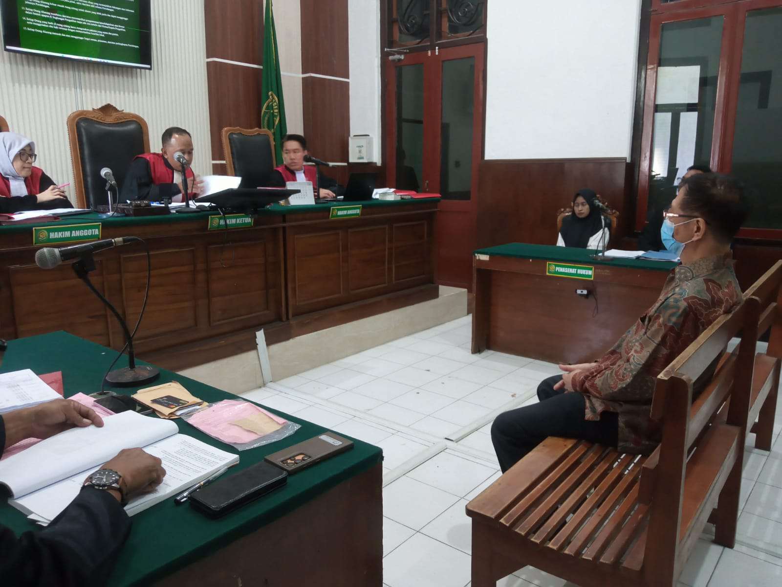 Foto: Suasana sidang dugaan pencurian dana Rp1,285 miliar di Pengadilan Negeri Surabaya dengan keterangan saksi pelapor Tonny Soegiono dan terdakwa Nur Hasannah Prasetya.