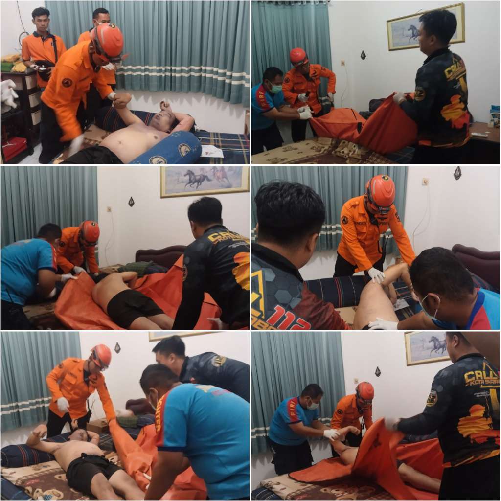 Foto: Petugas gabungan melakukan evakuasi jenazah seorang pria yang ditemukan meninggal dunia di rumahnya di kawasan Wonorejo, Rungkut, Surabaya.