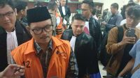 Foto: Maidi menjalani sidang perdana dugaan korupsi di Pengadilan Tipikor Surabaya dengan agenda pembacaan dakwaan oleh Jaksa Penuntut Umum.