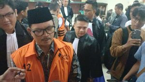 Foto: Maidi menjalani sidang perdana dugaan korupsi di Pengadilan Tipikor Surabaya dengan agenda pembacaan dakwaan oleh Jaksa Penuntut Umum.