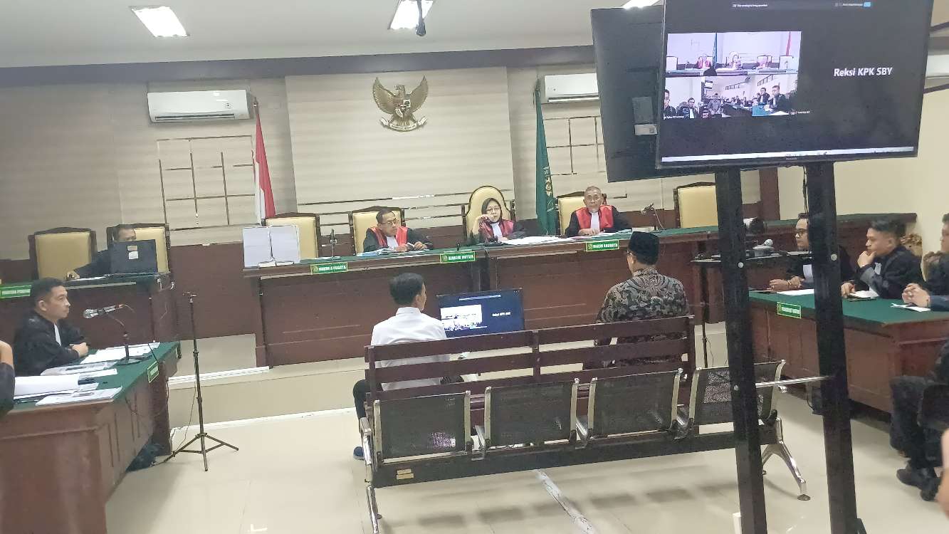 Foto: Maidi menjalani sidang perdana dugaan korupsi di Pengadilan Tipikor Surabaya dengan agenda pembacaan dakwaan oleh Jaksa Penuntut Umum.