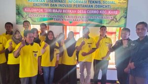 Foto: Petani mengikuti Sekolah Lapang DBHCHT di Kelompok Tani Maju Berkah Desa Cermo Kabupaten Madiun dengan pelatihan pembuatan pupuk organik dari kotoran hewan untuk meningkatkan kesuburan tanah.