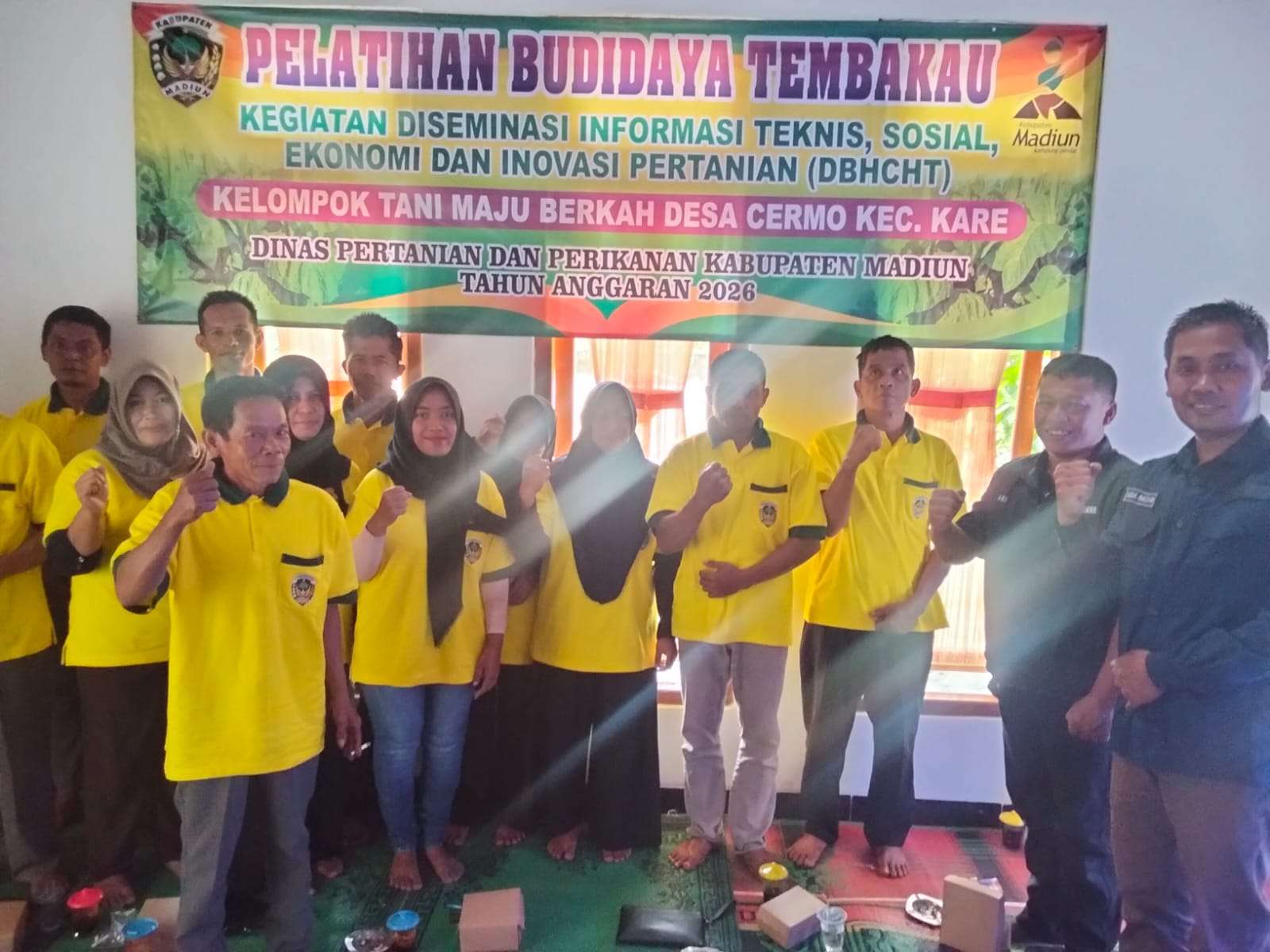 Foto: Petani mengikuti Sekolah Lapang DBHCHT di Kelompok Tani Maju Berkah Desa Cermo Kabupaten Madiun dengan pelatihan pembuatan pupuk organik dari kotoran hewan untuk meningkatkan kesuburan tanah.