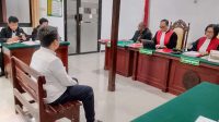 Foto: Terdakwa Jaka Purnama menjalani persidangan kasus TPPU terkait jaringan judi online 188BET di Pengadilan Negeri Surabaya dengan tuntutan 11 tahun penjara.