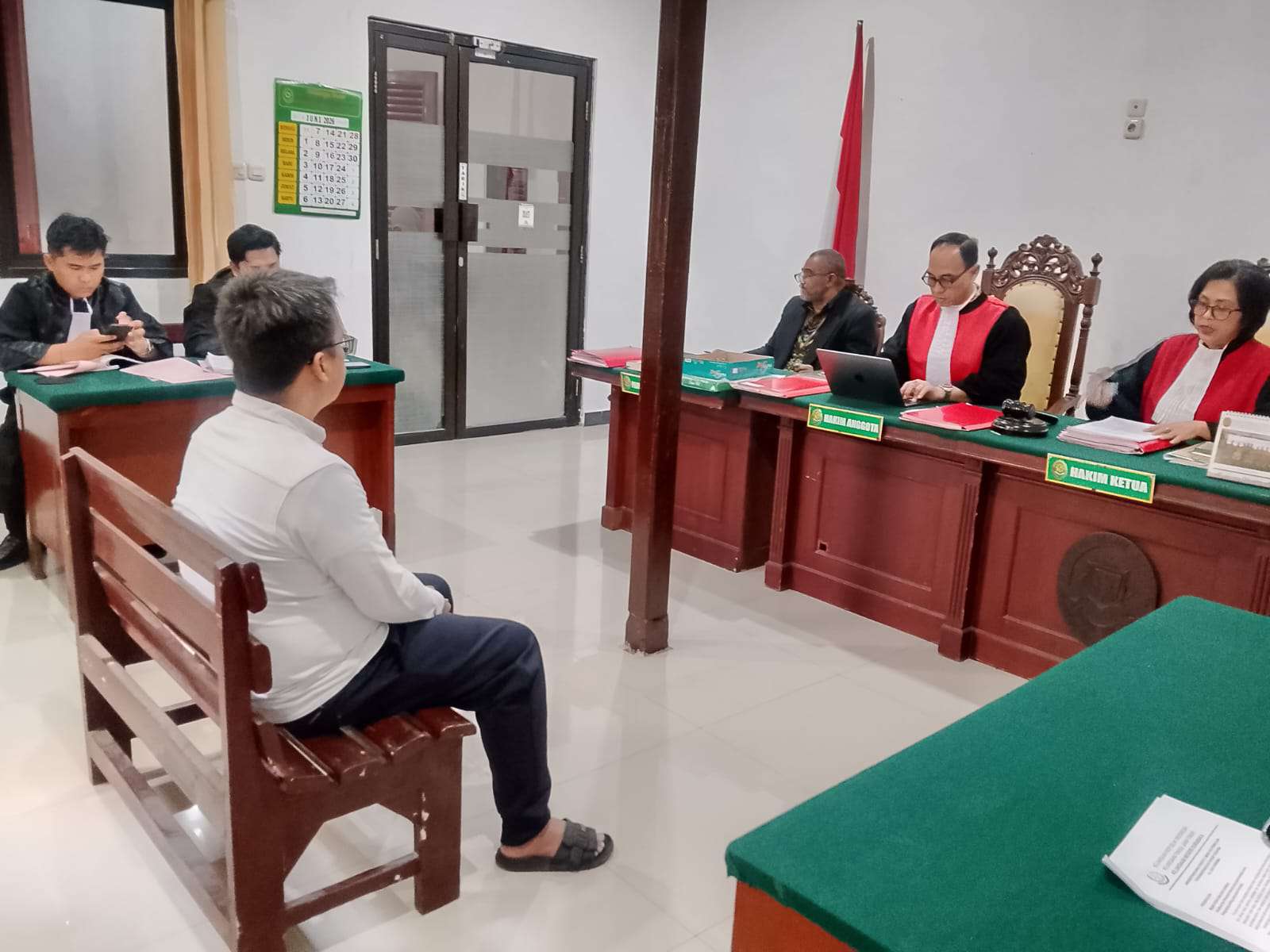 Foto: Terdakwa Jaka Purnama menjalani persidangan kasus TPPU terkait jaringan judi online 188BET di Pengadilan Negeri Surabaya dengan tuntutan 11 tahun penjara.