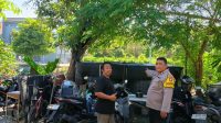 Foto: Bhabinkamtibmas Kelurahan Kejawan Putih Tambak saat menyambangi budidaya lele rumahan milik warga dalam upaya mendukung program ketahanan pangan di Kecamatan Mulyorejo Surabaya.