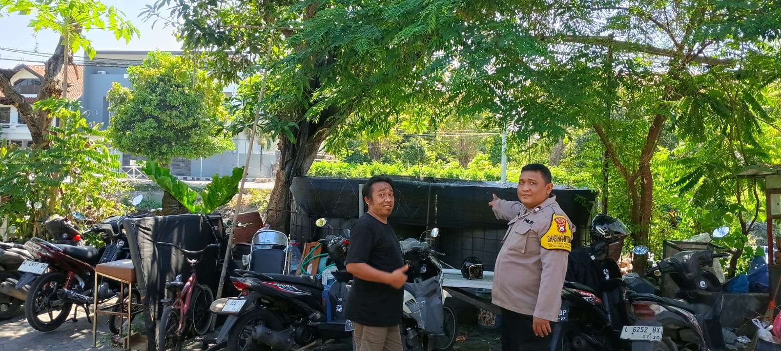 Foto: Bhabinkamtibmas Kelurahan Kejawan Putih Tambak saat menyambangi budidaya lele rumahan milik warga dalam upaya mendukung program ketahanan pangan di Kecamatan Mulyorejo Surabaya.