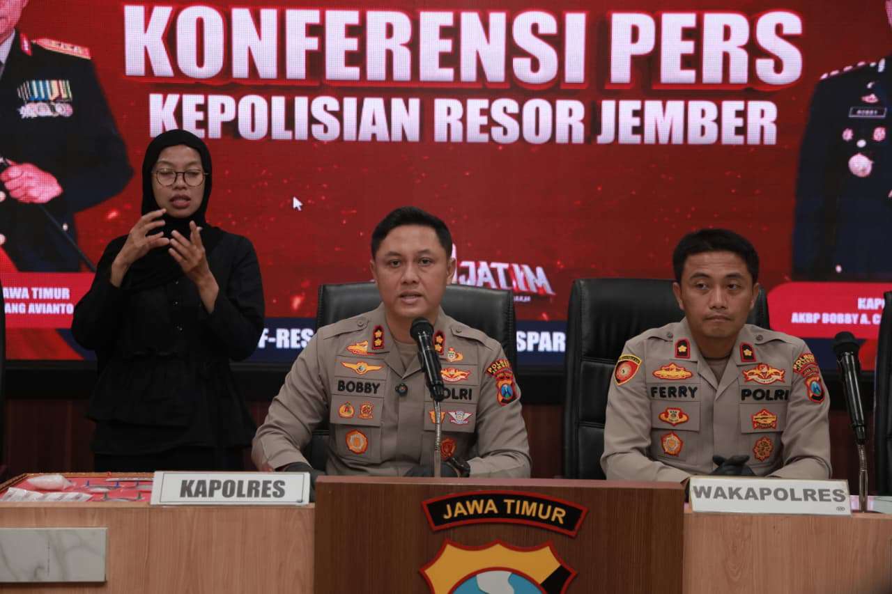 Foto: Kapolres Jember AKBP Bobby A Condroputra konferensi pers terkait kasus curanmor 18 TKP di kabupaten Jember