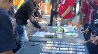 Foto: Satresnarkoba Polres Pelabuhan Tanjung Perak melakukan tes urine terhadap sopir truk dan penumpang di pintu masuk Pelabuhan Jamrud Surabaya dalam operasi pemberantasan narkoba.
