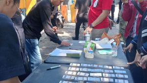 Foto: Satresnarkoba Polres Pelabuhan Tanjung Perak melakukan tes urine terhadap sopir truk dan penumpang di pintu masuk Pelabuhan Jamrud Surabaya dalam operasi pemberantasan narkoba.