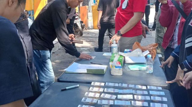 Foto: Satresnarkoba Polres Pelabuhan Tanjung Perak melakukan tes urine terhadap sopir truk dan penumpang di pintu masuk Pelabuhan Jamrud Surabaya dalam operasi pemberantasan narkoba.