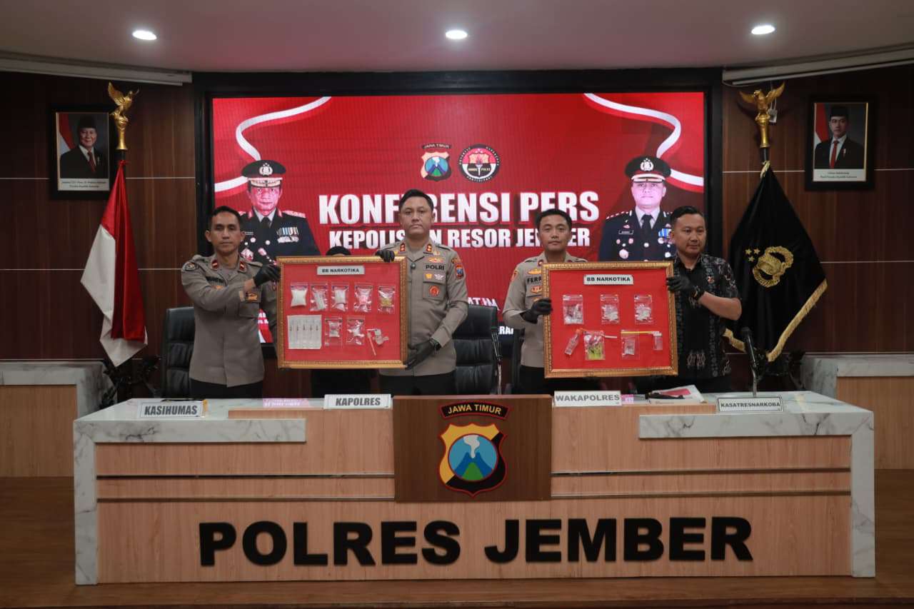 Foto: Konferensi pers Kapolres Jember AKBP Bobby A Condro Putra menunjukkan barang bukti hasil pengungkapan 24 kasus narkotika di Kabupaten Jember.