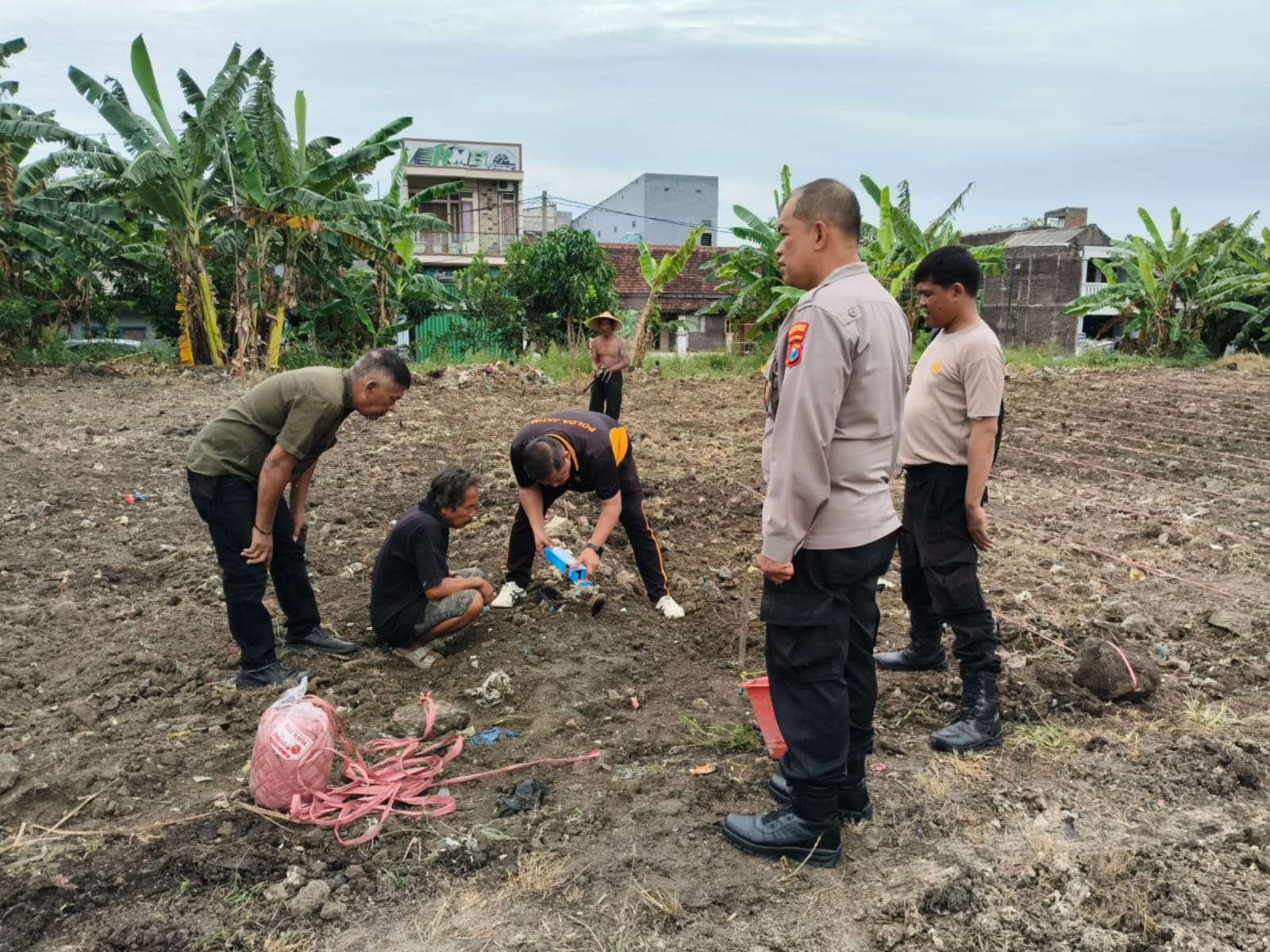 Foto: Polsek Kenjeran bersama PPL Kota Surabaya melakukan pengecekan pH tanah di lahan jagung ketahanan pangan milik Polres Pelabuhan Tanjung Perak.