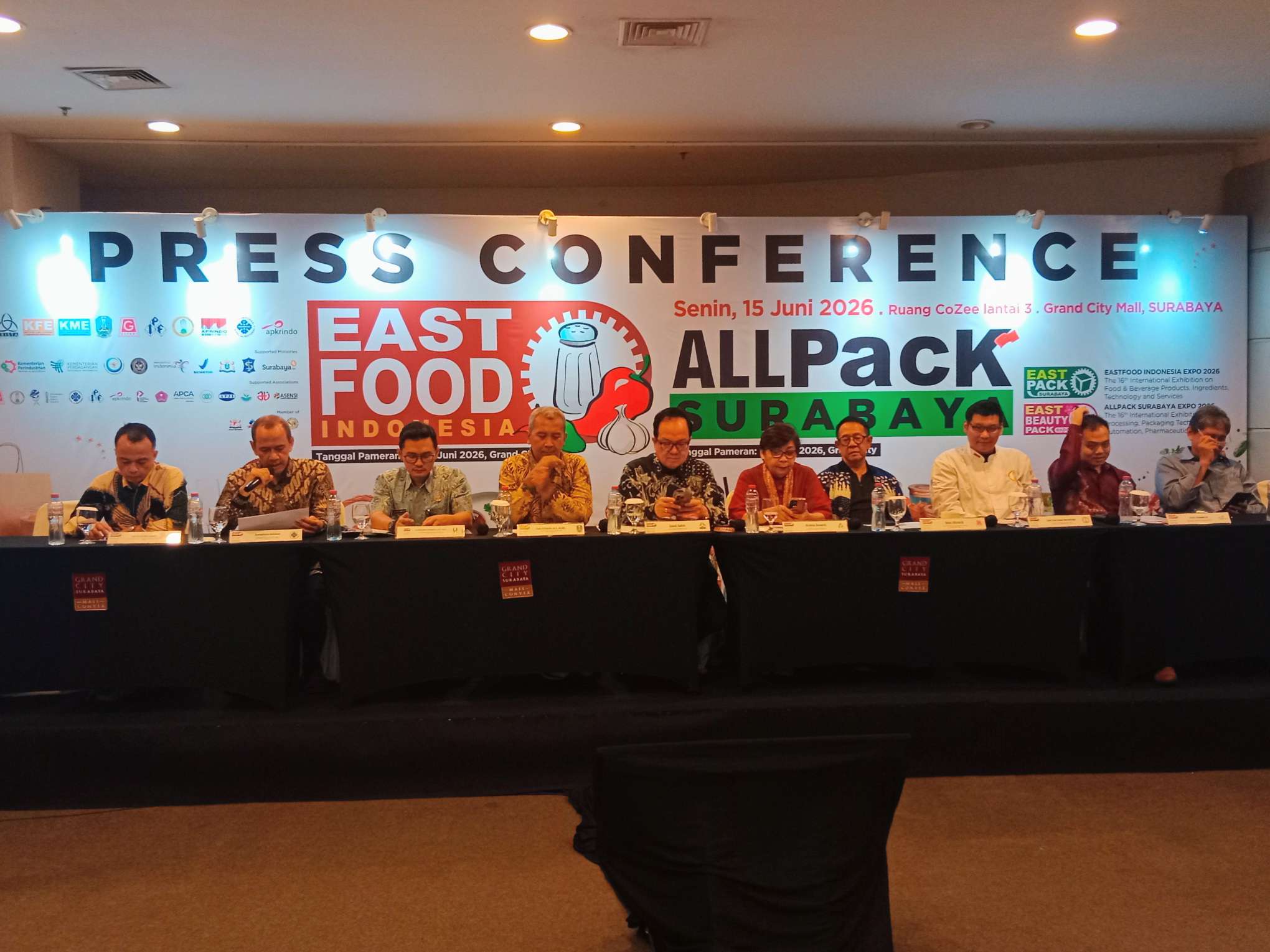 Foto: CEO Krista Exhibitions Daud D. Salim bersama para pemangku kepentingan saat konferensi pers EastFood Indonesia Expo (IIFEX) 2026 dan ALLPACK Surabaya 2026 di Surabaya.