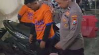 Foto: Dua pelaku pencurian handphone dengan modus menagih utang diamankan warga dan polisi di kawasan Kalilom Lor Surabaya. Foto: Dua pelaku pencurian handphone dengan modus menagih utang diamankan warga dan polisi di kawasan Kalilom Lor Surabaya.