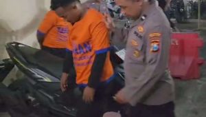 Foto: Dua pelaku pencurian handphone dengan modus menagih utang diamankan warga dan polisi di kawasan Kalilom Lor Surabaya.