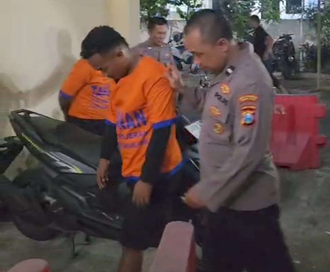 Foto: Dua pelaku pencurian handphone dengan modus menagih utang diamankan warga dan polisi di kawasan Kalilom Lor Surabaya.