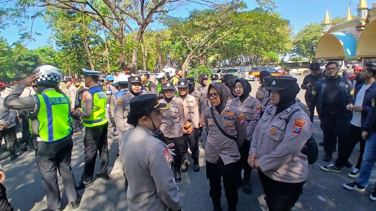 Foto: Personel gabungan TNI, Polri, dan Pemkot Surabaya saat apel gelar pasukan pengamanan pengesahan warga baru PSHT di Kenpark Surabaya.
