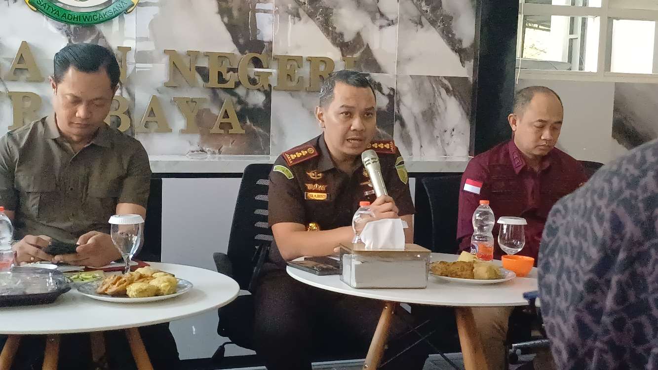 Foto: Kepala Kejaksaan Negeri Surabaya Tri Anggoro Mukti memberikan keterangan terkait penghentian penyelidikan dugaan korupsi pengelolaan keuangan RSUD dr Soetomo Surabaya.