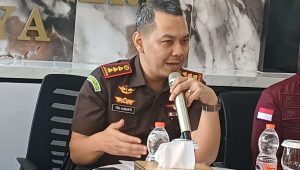 Foto: Kepala Kejaksaan Negeri Surabaya Tri Anggoro Mukti memberikan keterangan terkait penghentian penyelidikan dugaan korupsi pengelolaan keuangan RSUD dr Soetomo Surabaya.