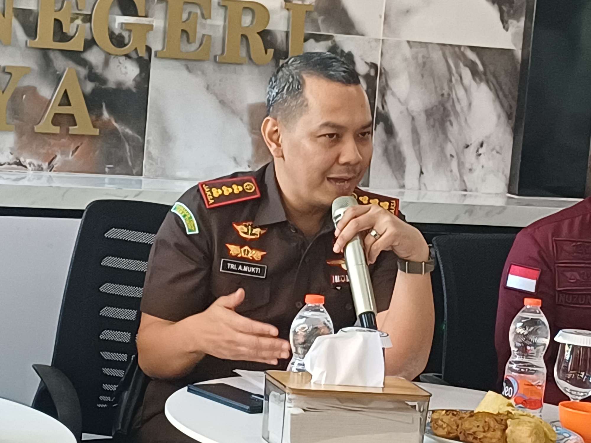 Foto: Kepala Kejaksaan Negeri Surabaya Tri Anggoro Mukti memberikan keterangan terkait penghentian penyelidikan dugaan korupsi pengelolaan keuangan RSUD dr Soetomo Surabaya.