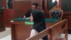 Foto: Terdakwa Nur Hasanah memberikan keterangan di hadapan majelis hakim dalam sidang dugaan pencurian dana Rp1,2 miliar di Pengadilan Negeri Surabaya.