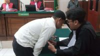 Foto: Terdakwa Joko Purwoko saat menjalani sidang tuntutan di Pengadilan Negeri Surabaya terkait perkara pelanggaran Undang-Undang Perlindungan Konsumen. Foto: Terdakwa Joko Purwoko saat menjalani sidang tuntutan di Pengadilan Negeri Surabaya terkait perkara pelanggaran Undang-Undang Perlindungan Konsumen.