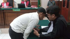 Foto: Terdakwa Joko Purwoko saat menjalani sidang tuntutan di Pengadilan Negeri Surabaya terkait perkara pelanggaran Undang-Undang Perlindungan Konsumen.