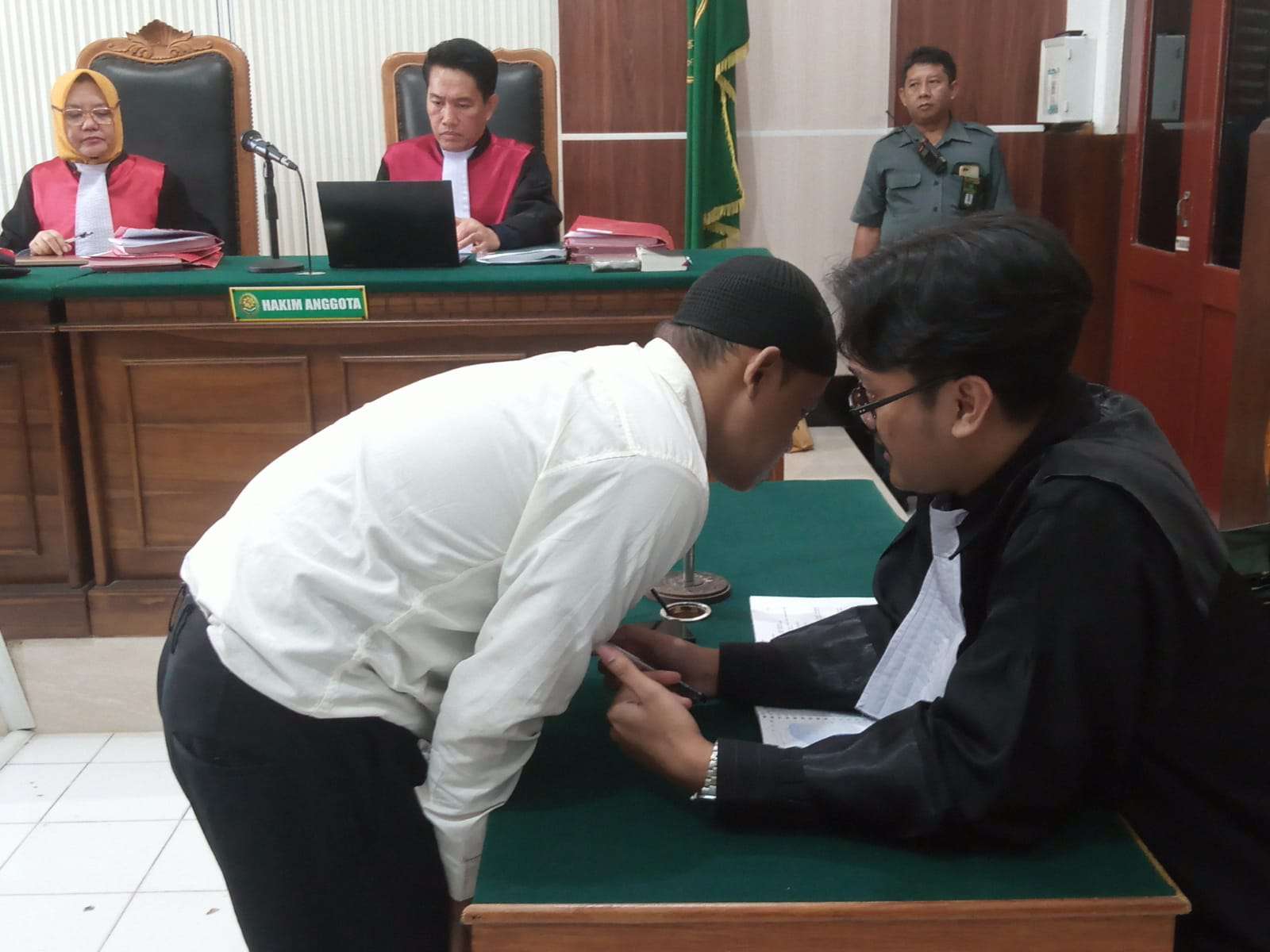 Foto: Terdakwa Joko Purwoko saat menjalani sidang tuntutan di Pengadilan Negeri Surabaya terkait perkara pelanggaran Undang-Undang Perlindungan Konsumen.