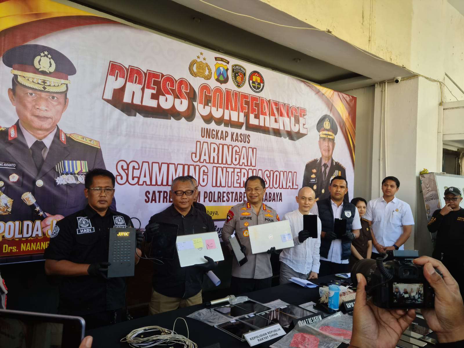 Foto: Kapolrestabes Surabaya Kombes Pol Luthfi Sulistiawan menjelaskan perkembangan penyidikan kasus sindikat cyber scam internasional dengan 45 tersangka dan ribuan data korban asal Jepang serta China.
