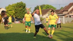 Foto: Pemain Sparta Pena FC U-40 berjuang menghadapi Pemkab Madiun U-40 pada laga semifinal Turnamen Mini Soccer Polres Madiun Cup 2026 di Lapangan Tribrata Polres Madiun.